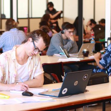 Estudiantes en biblioteca