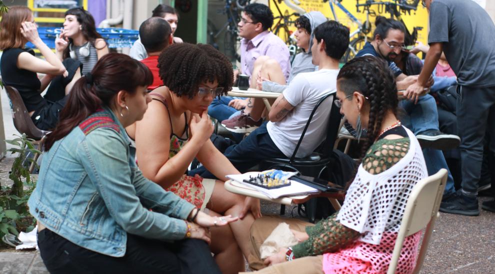 Estudiantes jugando ajedrez.