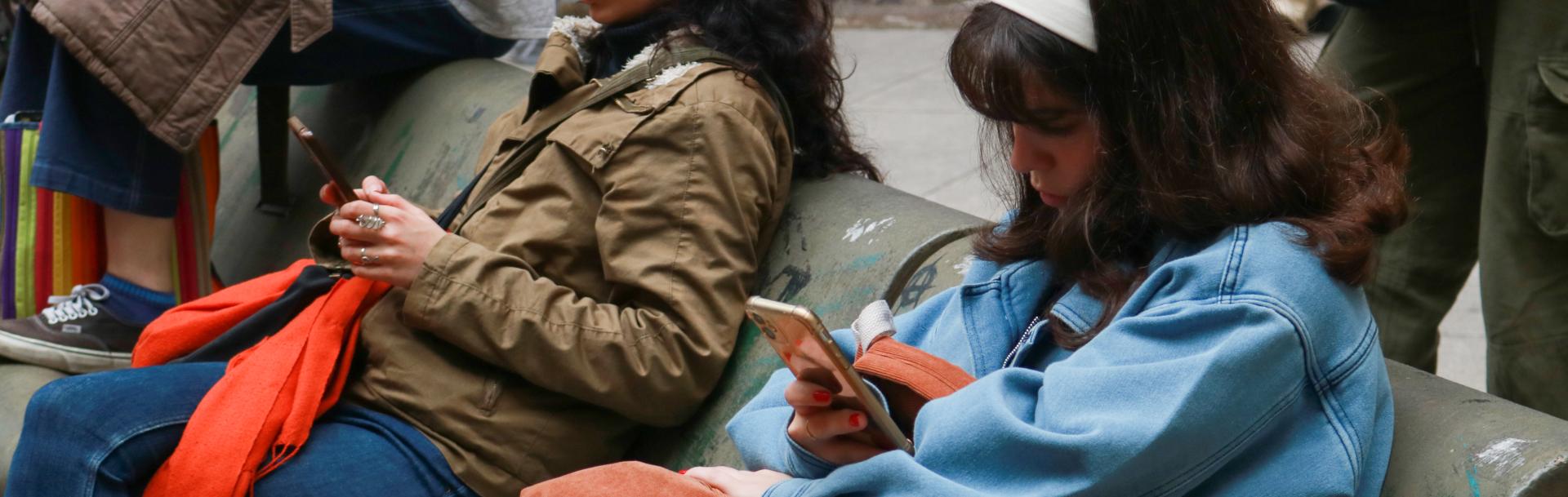 Estudiantes en el patio de Puan.