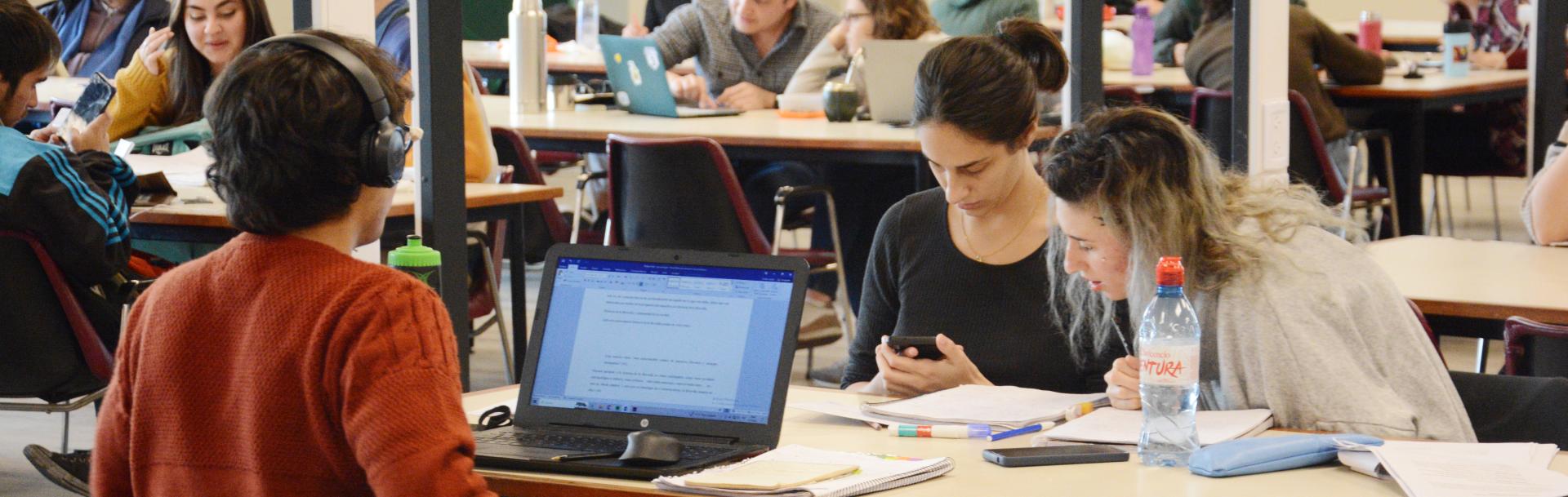 Estudiantes charlando en la biblioteca